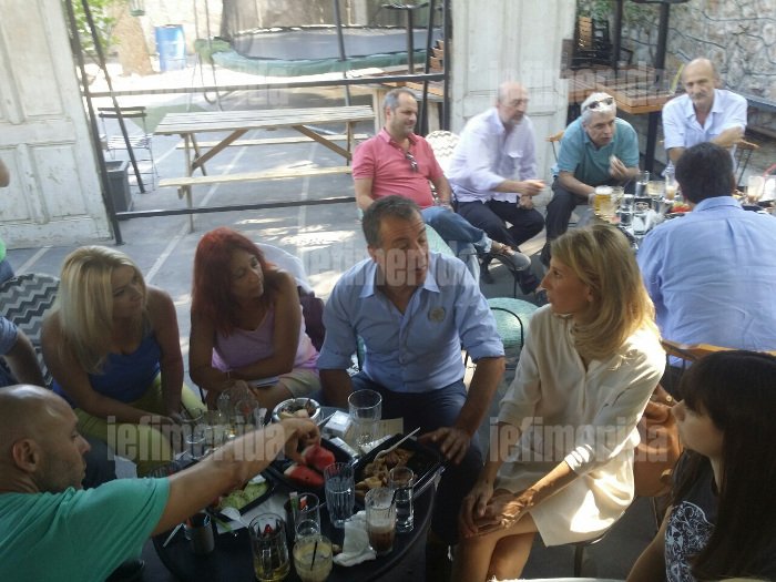 Με λιχουδιές από τα χέρια της μητέρας του έκανε το «προεκλογικό» τραπέζι ο Θεοδωράκης [εικόνες] | iefimerida.gr 2