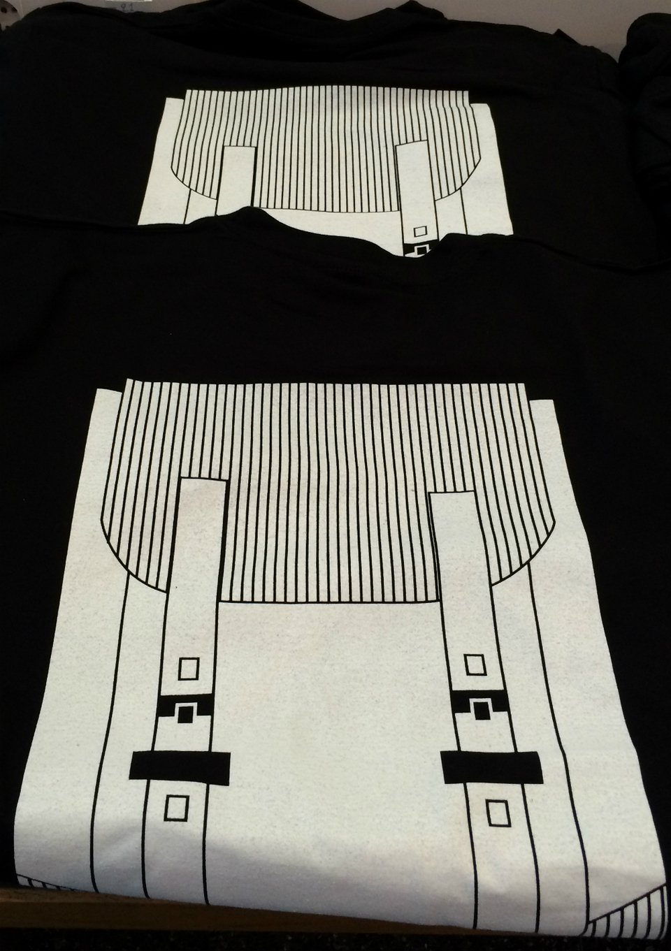 Aυτά είναι τα μπλουζάκια που έφτιαξε ο Θεοδωράκης για το Ποτάμι: Με στάμπα σακίδιο, ψάρια ή «Τὰ πάντα ῥεῖ (βερ)» [εικόνες] | iefimerida.gr 0