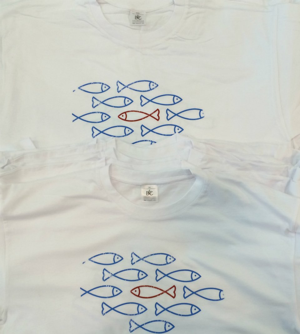 Aυτά είναι τα μπλουζάκια που έφτιαξε ο Θεοδωράκης για το Ποτάμι: Με στάμπα σακίδιο, ψάρια ή «Τὰ πάντα ῥεῖ (βερ)» [εικόνες] | iefimerida.gr 2