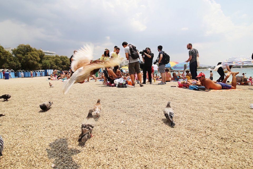 Mε βερμούδα, σανδάλια και το σακίδιό του ο Σταύρος Θεοδωράκης μοίρασε φυλλάδια σε παραλίες της Αττικής [εικόνες] | iefimerida.gr 1