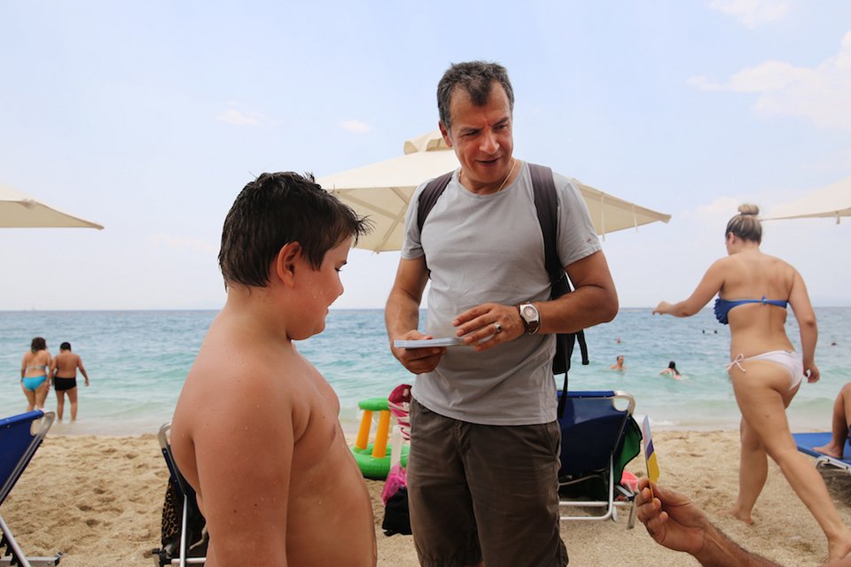 Mε βερμούδα, σανδάλια και το σακίδιό του ο Σταύρος Θεοδωράκης μοίρασε φυλλάδια σε παραλίες της Αττικής [εικόνες] | iefimerida.gr 2