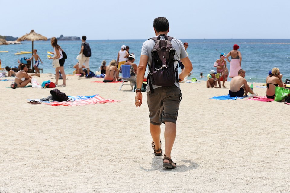 Mε βερμούδα, σανδάλια και το σακίδιό του ο Σταύρος Θεοδωράκης μοίρασε φυλλάδια σε παραλίες της Αττικής [εικόνες] | iefimerida.gr 3