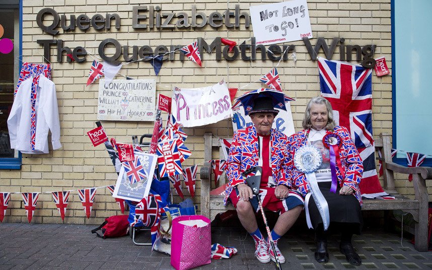 Παροξυσμός στη Βρετανία για την μικρή πριγκίπισσα -Ολα βάφτηκαν ροζ, ακόμη και η Ελισάβετ! [εικόνες] | iefimerida.gr 14