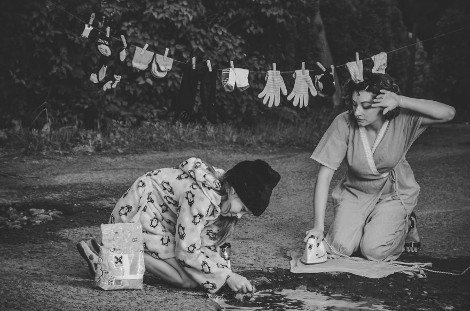 Μια ξεκαρδιστική διαμαρτυρία: 14 τρόποι να διασκεδάσετε με μια λακκούβα στη μέση του δρόμου [εικόνες] | iefimerida.gr 9