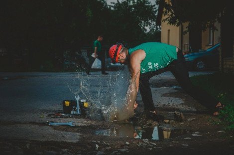 Μια ξεκαρδιστική διαμαρτυρία: 14 τρόποι να διασκεδάσετε με μια λακκούβα στη μέση του δρόμου [εικόνες] | iefimerida.gr 10
