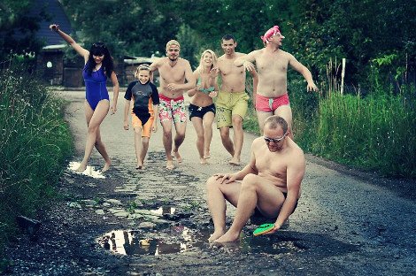 Μια ξεκαρδιστική διαμαρτυρία: 14 τρόποι να διασκεδάσετε με μια λακκούβα στη μέση του δρόμου [εικόνες] | iefimerida.gr 11