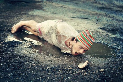 Μια ξεκαρδιστική διαμαρτυρία: 14 τρόποι να διασκεδάσετε με μια λακκούβα στη μέση του δρόμου [εικόνες] | iefimerida.gr 2