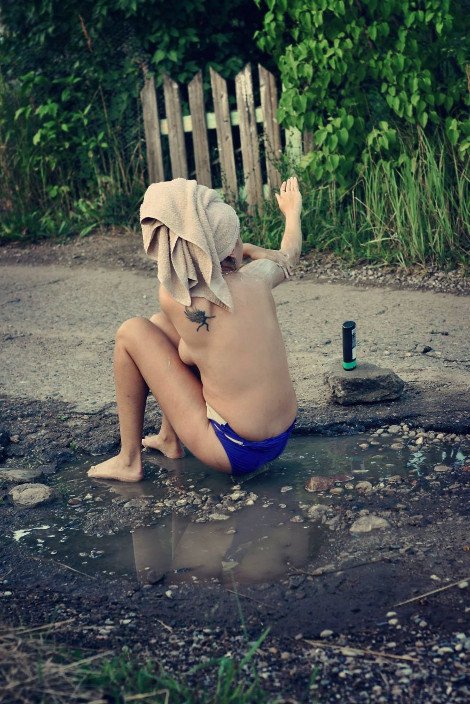 Μια ξεκαρδιστική διαμαρτυρία: 14 τρόποι να διασκεδάσετε με μια λακκούβα στη μέση του δρόμου [εικόνες] | iefimerida.gr 4