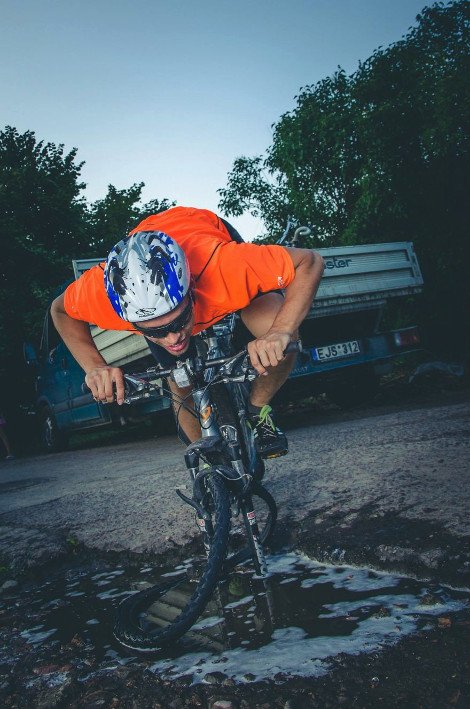 Μια ξεκαρδιστική διαμαρτυρία: 14 τρόποι να διασκεδάσετε με μια λακκούβα στη μέση του δρόμου [εικόνες] | iefimerida.gr 6