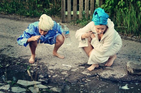 Μια ξεκαρδιστική διαμαρτυρία: 14 τρόποι να διασκεδάσετε με μια λακκούβα στη μέση του δρόμου [εικόνες] | iefimerida.gr 8