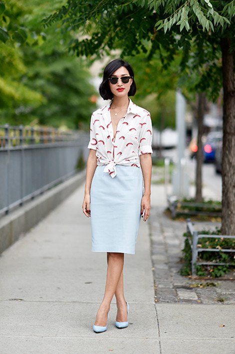 Η μόδα του ξεκούμπωτου γυναικείου πουκάμισου επιστρέφει: Πώς να το φορέσετε για να μην μοιάζει πρόστυχο και δεύτερο [εικόνες] | iefimerida.gr 0