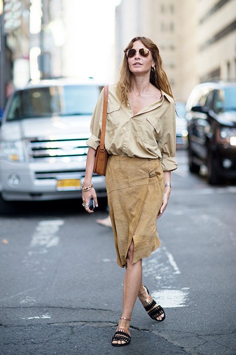 Η μόδα του ξεκούμπωτου γυναικείου πουκάμισου επιστρέφει: Πώς να το φορέσετε για να μην μοιάζει πρόστυχο και δεύτερο [εικόνες] | iefimerida.gr 1