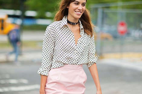 Η μόδα του ξεκούμπωτου γυναικείου πουκάμισου επιστρέφει: Πώς να το φορέσετε για να μην μοιάζει πρόστυχο και δεύτερο [εικόνες] | iefimerida.gr 4