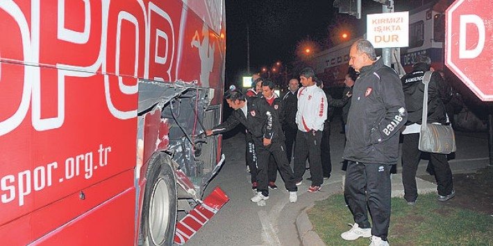 Με τρένο συγκρούστηκε το πούλμαν που μετέφερε τον Φάνη Γκέκα [εικόνες+βίντεο] | iefimerida.gr 0