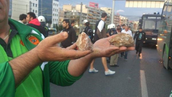 Πέταξαν πέτρες στο πούλμαν που μετέφερε τους παίκτες του ΠΑΟ στο ΣΕΦ [εικόνες] | iefimerida.gr 0