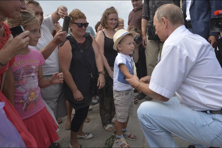 Ο Πούτιν με τζιν, ο Μπερλουσκόνι με Hogan, κάνουν βόλτες στην Κριμαία [εικόνες] | iefimerida.gr 4