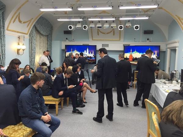 Δημοσιογράφοι απ' όλο τον κόσμο καλύπτουν την συνάντηση Πούτιν-Τσίπρα [εικόνα] | iefimerida.gr 0