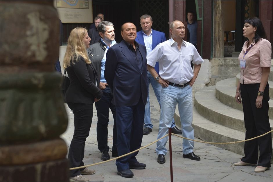 Ο Πούτιν με τζιν, ο Μπερλουσκόνι με Hogan, κάνουν βόλτες στην Κριμαία [εικόνες] | iefimerida.gr 0