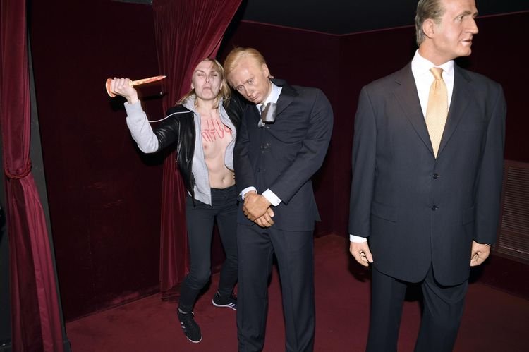 Γυμνόστηθη Femen μαχαιρώνει το κέρινο ομοίωμα του Πούτιν στο Μουσείο Grevin [εικόνες] | iefimerida.gr 0