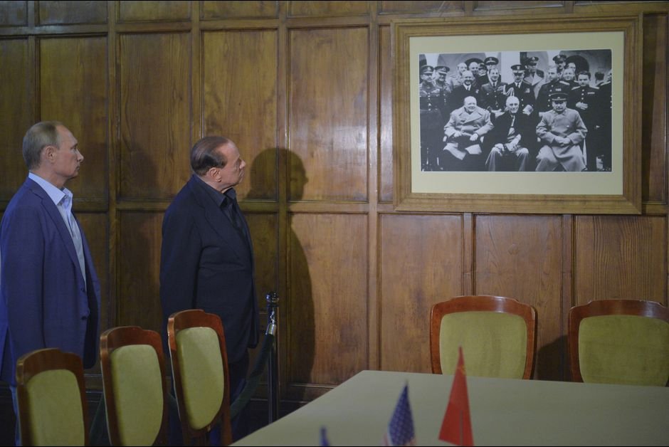 Ο Πούτιν με τζιν, ο Μπερλουσκόνι με Hogan, κάνουν βόλτες στην Κριμαία [εικόνες] | iefimerida.gr 3