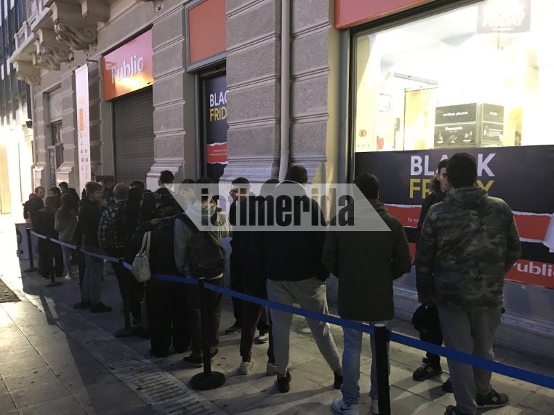 Ουρές από τις 5 τα ξημερώματα στα καταστήματα λόγω Black Friday [εικόνες & βίντεο] | iefimerida.gr 1