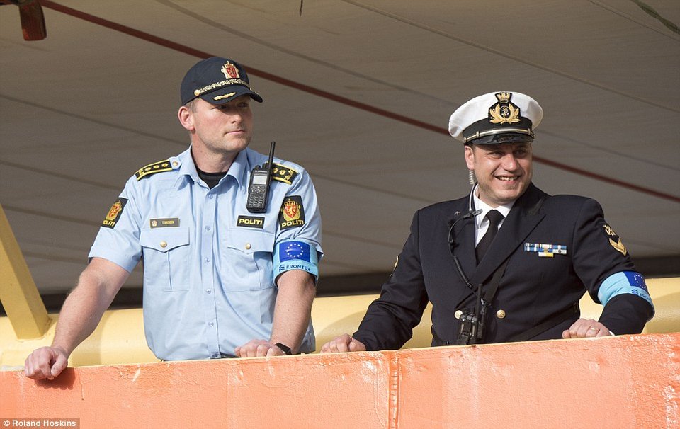 Daily Mail: «Νέα Λέσβος» η Σικελία μετά το κλείσιμο της Βαλκανικής Οδού [εικόνες & βίντεο] | iefimerida.gr 9