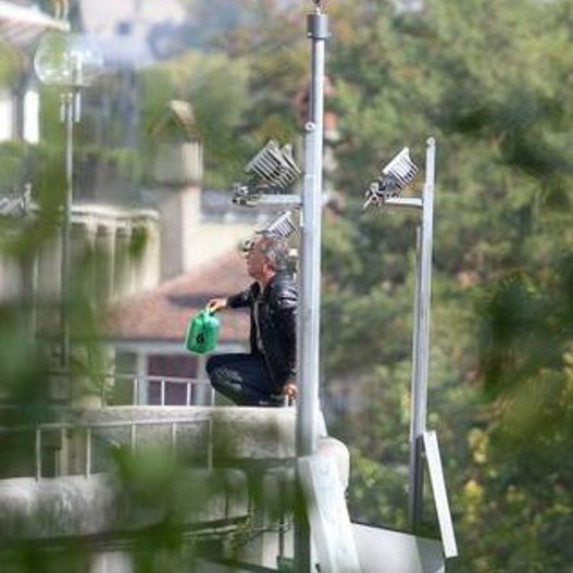 Ανδρας απειλεί να αυτοπυρποληθεί στην έδρα της ελβετικής κυβέρνησης [εικόνα] | iefimerida.gr 0