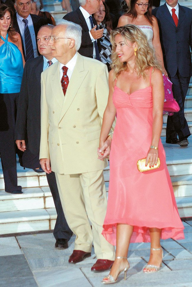 Οταν το «κοσμικό» γεγονός της χρονιάς ήταν η δεξίωση για την Επέτειο Αποκατάστασης της Δημοκρατίας στο προεδρικό Μέγαρο [εικόνες] | iefimerida.gr 2