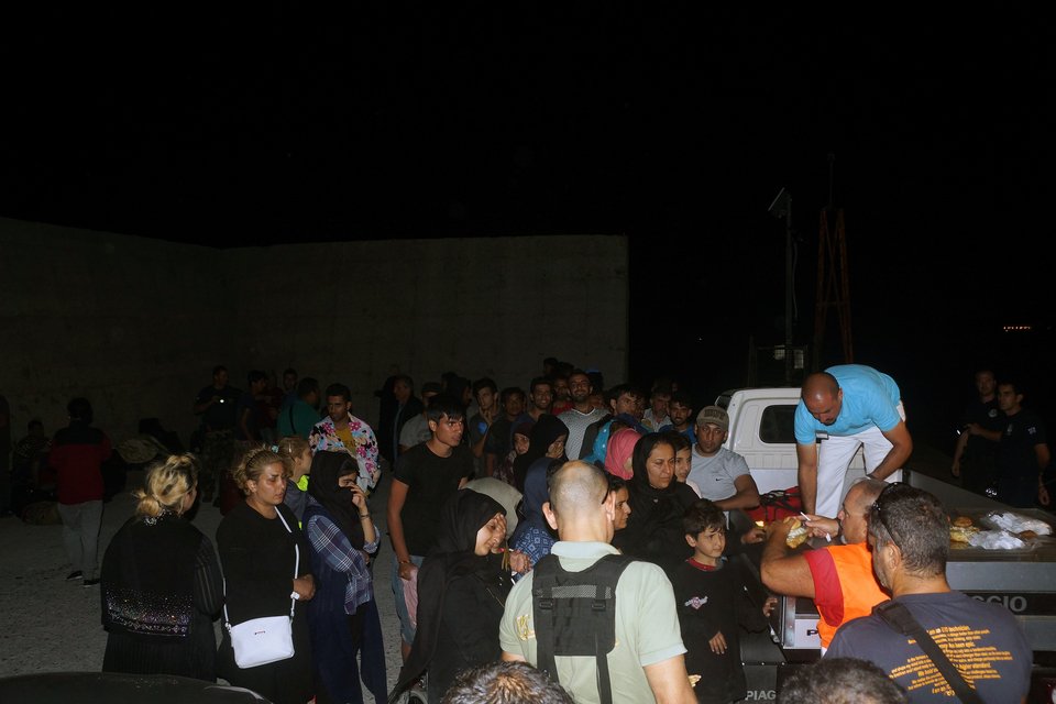 Bάρκα με 68 πρόσφυγες στοιβαγμένους στο Πρασονήσι [εικόνες] | iefimerida.gr 0