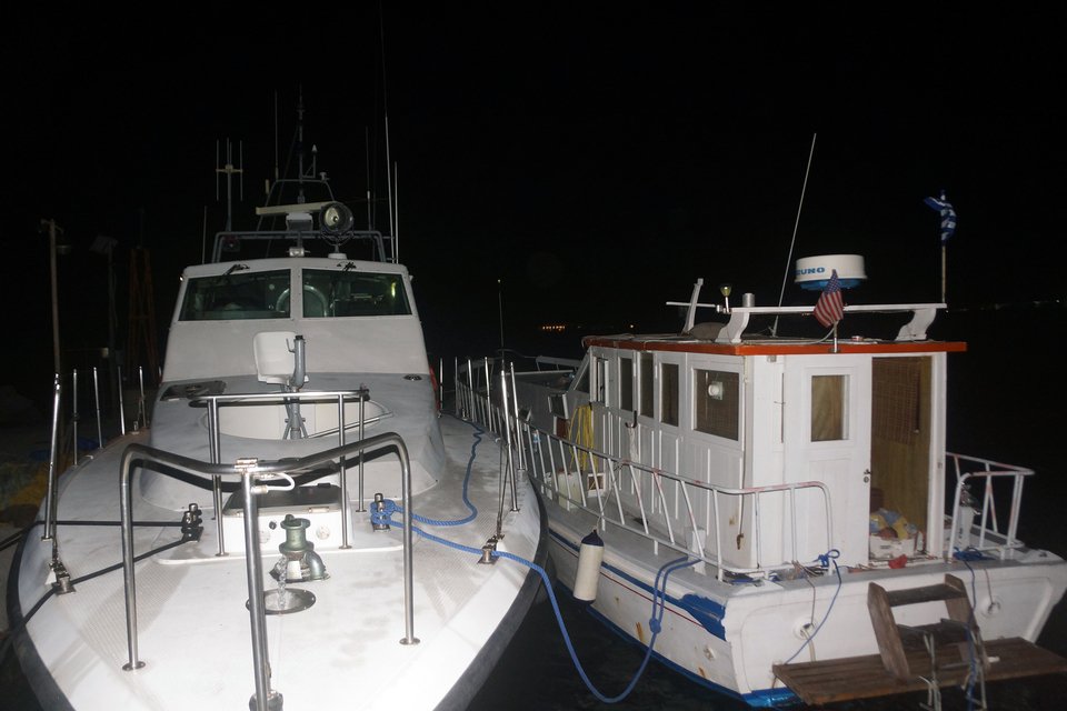 Bάρκα με 68 πρόσφυγες στοιβαγμένους στο Πρασονήσι [εικόνες] | iefimerida.gr 1