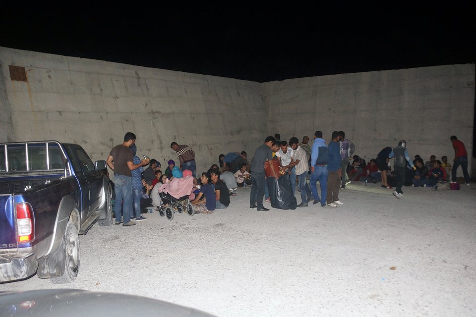 Bάρκα με 68 πρόσφυγες στοιβαγμένους στο Πρασονήσι [εικόνες] | iefimerida.gr 3