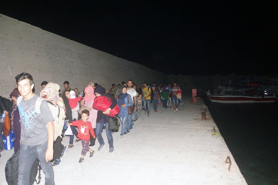 Bάρκα με 68 πρόσφυγες στοιβαγμένους στο Πρασονήσι [εικόνες] | iefimerida.gr 4