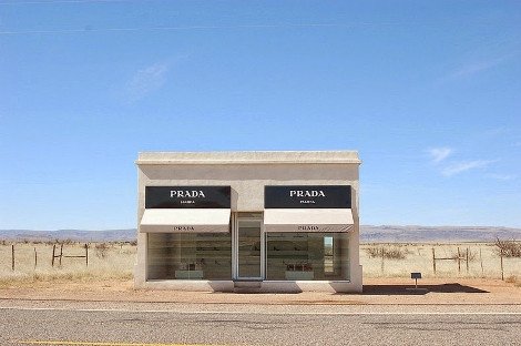 Το απόλυτο παράδοξο: Τι γυρεύει ένα κατάστημα Prada κυριολεκτικά στη μέση της ερήμου [εικόνες] | iefimerida.gr 3
