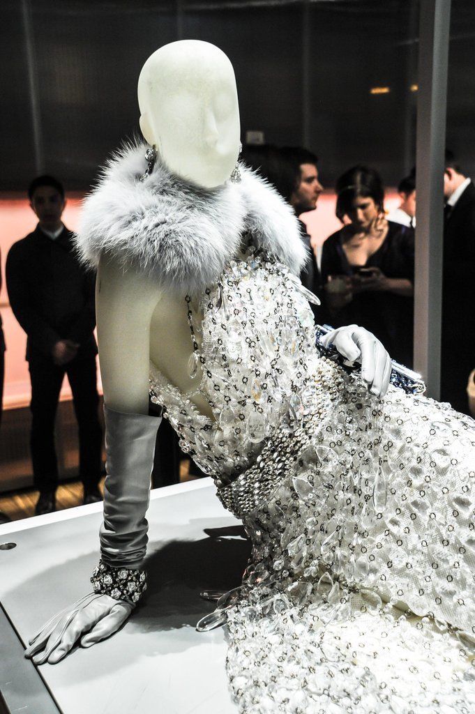 Οταν η Prada ράβει τα κοστούμια της ταινίας «Ο Υπέροχος Γκάτσμπυ» την κάνει κάπως καλύτερη [εικόνες] | iefimerida.gr 10