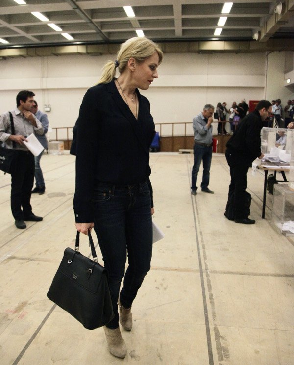 Η Τζάκρη ψήφισε στο Συνέδριο του ΣΥΡΙΖΑ κρατώντας μια ακριβή Prada [εικόνες] | iefimerida.gr 1