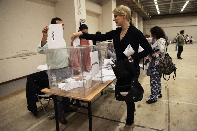 Η Τζάκρη ψήφισε στο Συνέδριο του ΣΥΡΙΖΑ κρατώντας μια ακριβή Prada [εικόνες] | iefimerida.gr 0