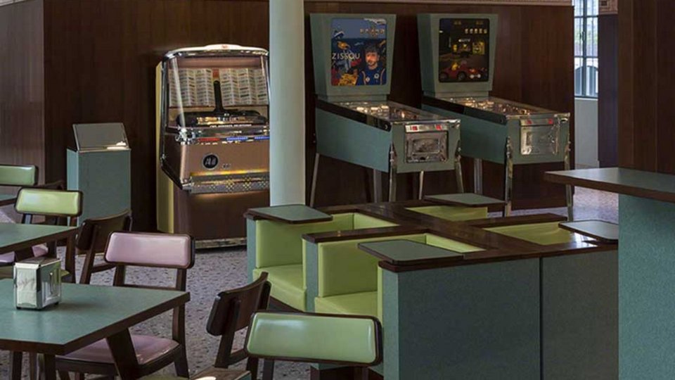 Ισως το ωραιότερο καφέ στον κόσμο - Ενας νοσταλγικός χώρος που έφτιαξε ο σκηνοθέτης του Grand Budapest Hotel [εικόνες] | iefimerida.gr 4