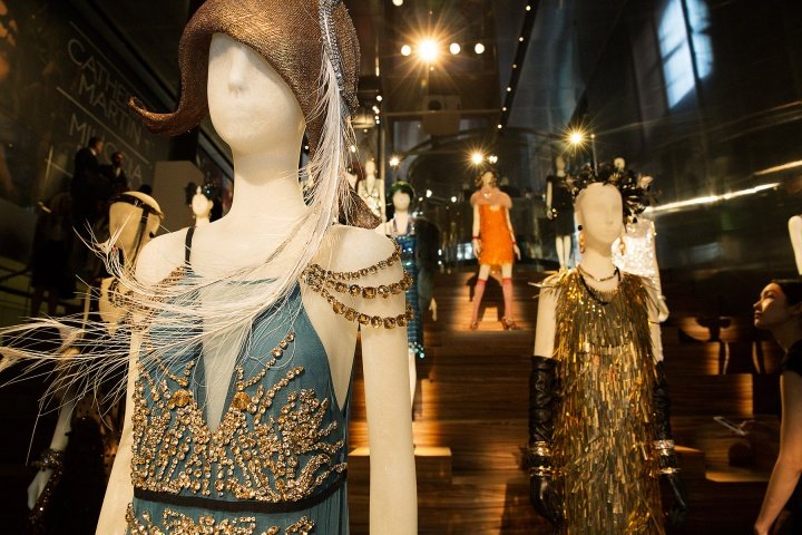 Οταν η Prada ράβει τα κοστούμια της ταινίας «Ο Υπέροχος Γκάτσμπυ» την κάνει κάπως καλύτερη [εικόνες] | iefimerida.gr 5