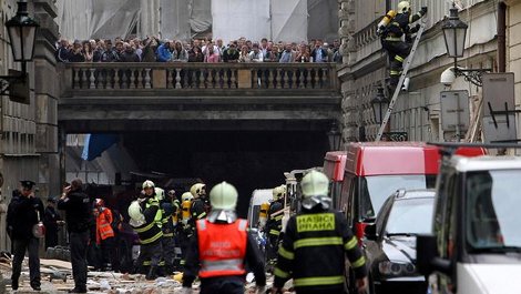 Βομβαρδισμένο τοπίο η Πράγα – Φόβοι για τέσσερις νεκρούς [εικόνες & βίντεο] | iefimerida.gr 1