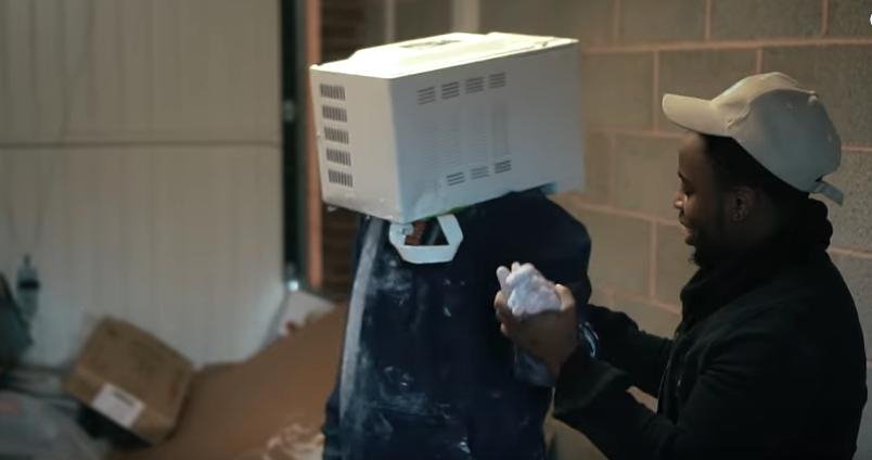 Βρετανός φαρσέρ «τσιμεντάρισε» το κεφάλι του σε φούρνο μικροκυμάτων [βίντεο]  | iefimerida.gr 0