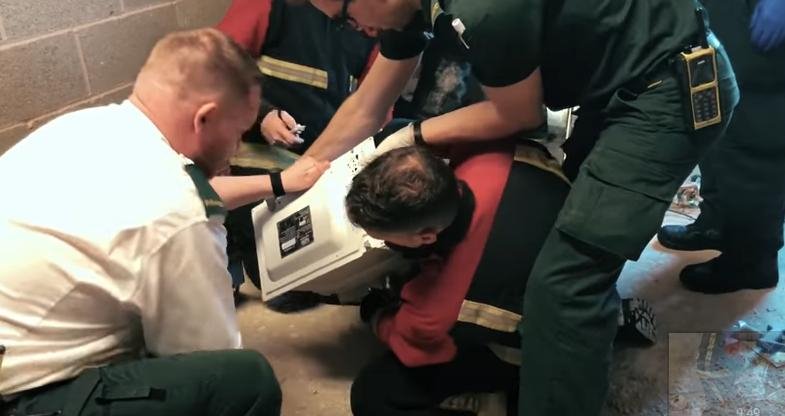 Βρετανός φαρσέρ «τσιμεντάρισε» το κεφάλι του σε φούρνο μικροκυμάτων [βίντεο]  | iefimerida.gr 1