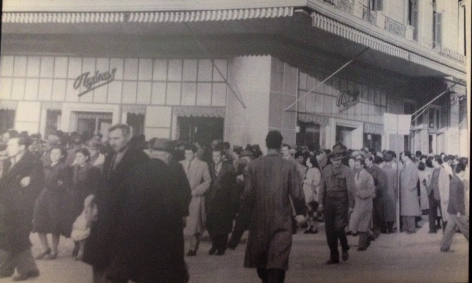 Εκλεισε ο «Πράπας» -Το θρυλικό στέκι των Ν. Προαστίων, το «Sweet Home» στις «Καλοκαιρινές διακοπές» του Καρβέλα [εικόνες] | iefimerida.gr 5