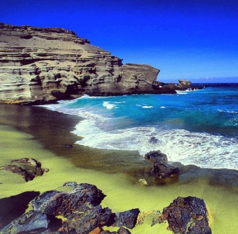 Η μοναδική παραλία στον κόσμο με πράσινη άμμο -Εξωπραγματική ομορφιά, σαν πίνακας ζωγραφικής [εικόνες] | iefimerida.gr 0