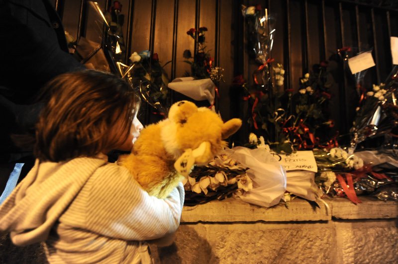 Λάμπρου-Αναγνωστοπούλου μαζί στη συγκέντρωση στη γαλλική πρεσβεία [εικόνες] | iefimerida.gr 2