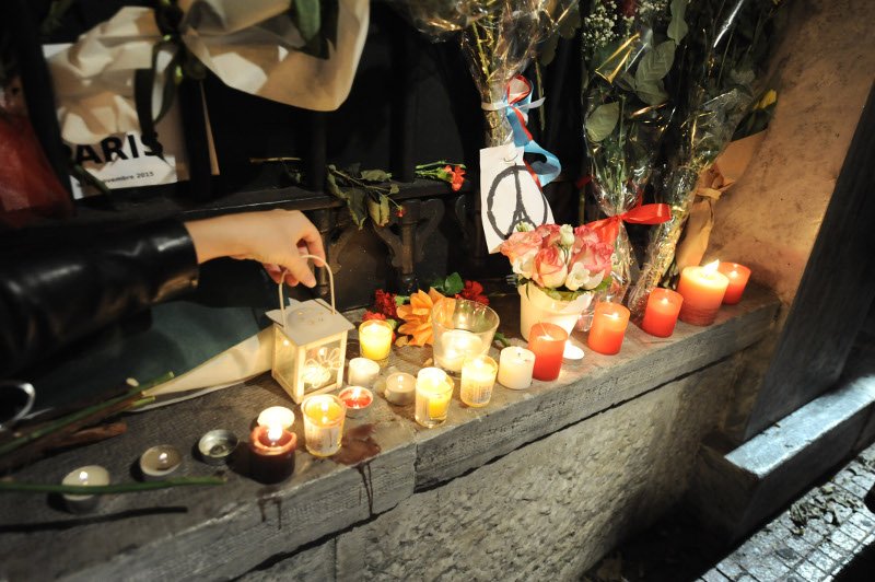 Λάμπρου-Αναγνωστοπούλου μαζί στη συγκέντρωση στη γαλλική πρεσβεία [εικόνες] | iefimerida.gr 4