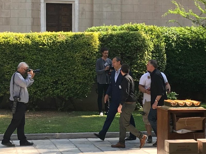Πλήθος κόσμου στο λαϊκό προσκύνημα στη σορό του Παύλου Γιαννακόπουλου -Σήμερα η κηδεία | iefimerida.gr 3