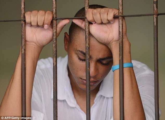 Σοκ: 19χρονη σκότωσε τη μητέρα της, στρίμωξε το πτώμα της σε βαλίτσα και αστειεύεται μέσα στη φυλακή [εικόνες] | iefimerida.gr 1