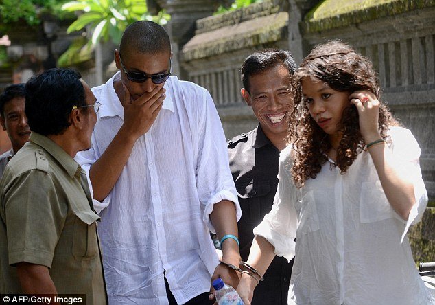 Σοκ: 19χρονη σκότωσε τη μητέρα της, στρίμωξε το πτώμα της σε βαλίτσα και αστειεύεται μέσα στη φυλακή [εικόνες] | iefimerida.gr 2