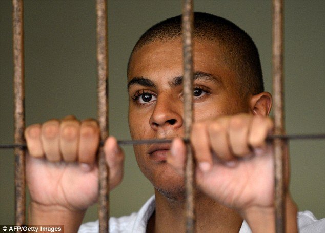 Σοκ: 19χρονη σκότωσε τη μητέρα της, στρίμωξε το πτώμα της σε βαλίτσα και αστειεύεται μέσα στη φυλακή [εικόνες] | iefimerida.gr 5