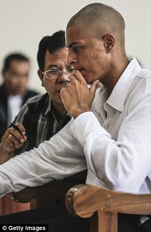 Σοκ: 19χρονη σκότωσε τη μητέρα της, στρίμωξε το πτώμα της σε βαλίτσα και αστειεύεται μέσα στη φυλακή [εικόνες] | iefimerida.gr 10